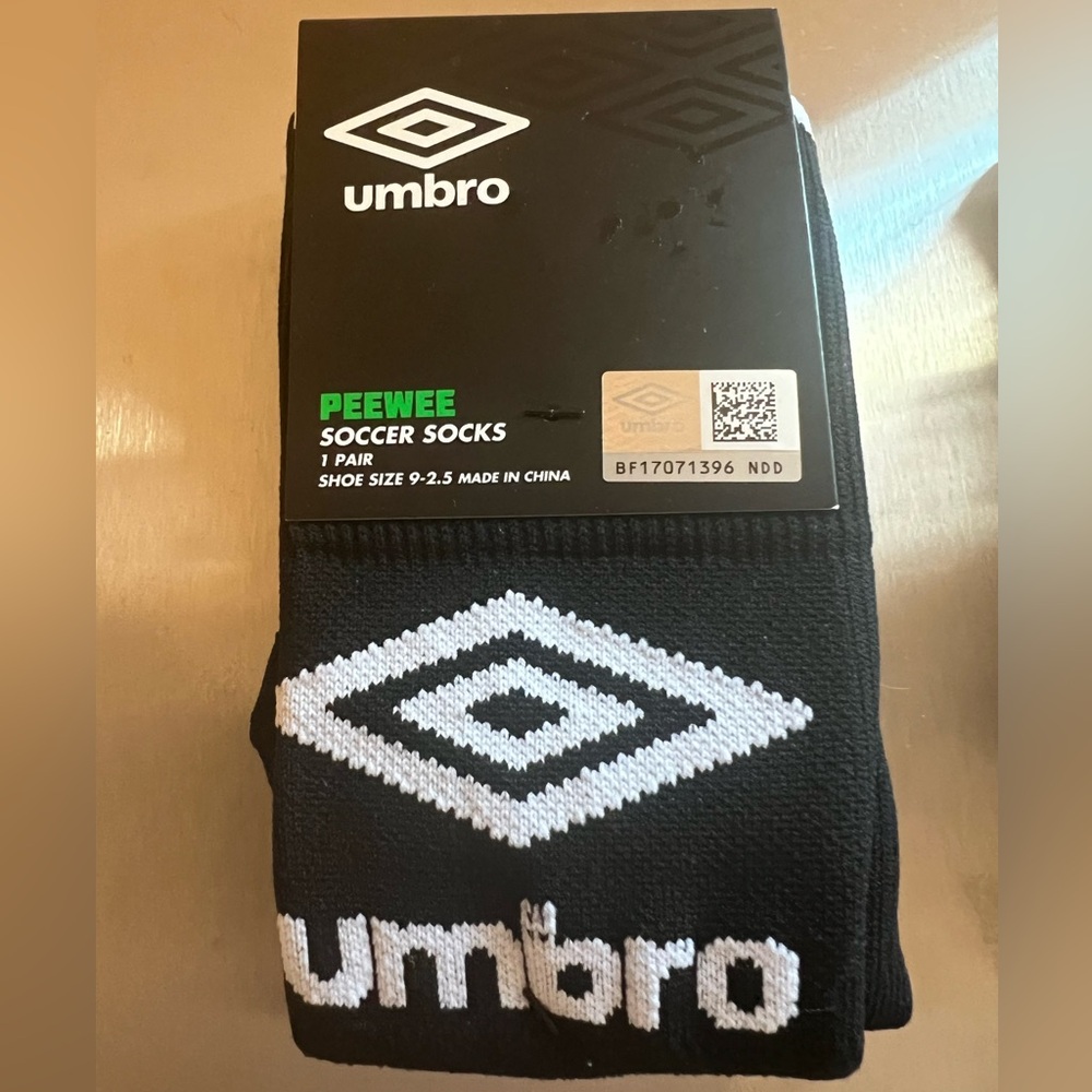 Umbro Peewee Soccer Socks Black with White Shoe Size 9-2.5